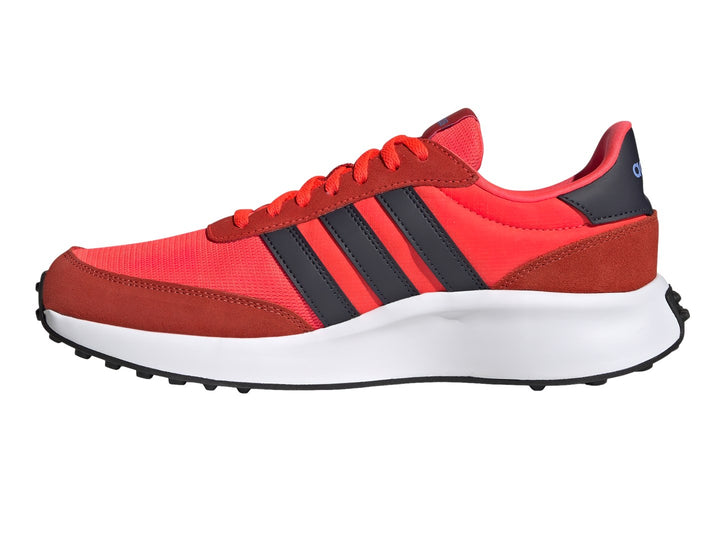 Tenis Adidas Run 70s color rojo con franjas azul oscuro y suela blanca.