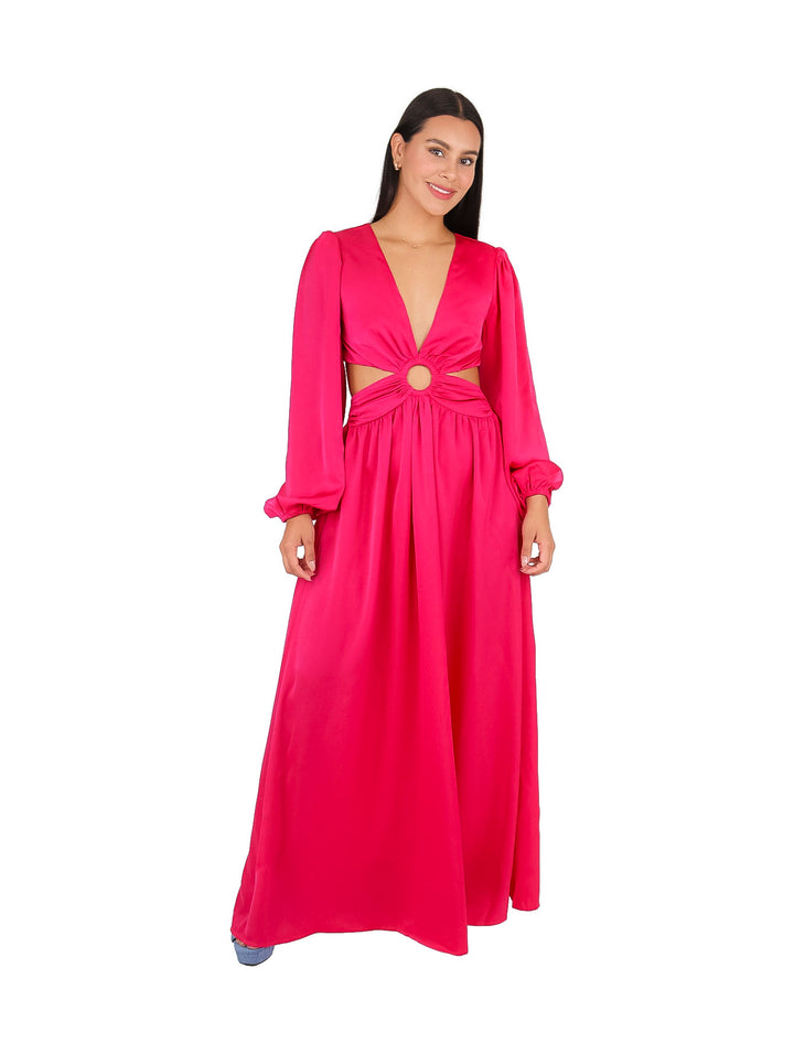 Mujer con vestido maxi rosa de manga larga, escote en V y detalle de anillo en la cintura.