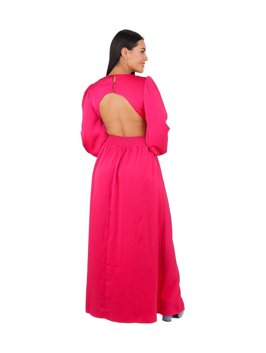 Mujer con vestido maxi rosa de manga larga, escote en V y detalle de anillo en la cintura.