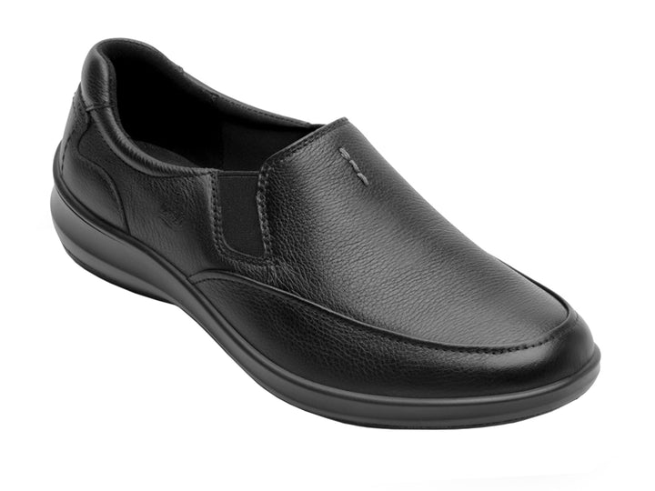 Zapato plano slip-on de cuero negro con acabado mate y suela cómoda.