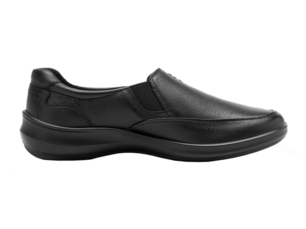 Zapato plano slip-on de cuero negro con acabado mate y suela cómoda.