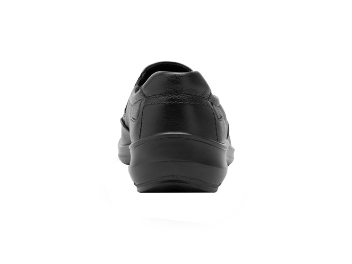 Zapato plano slip-on de cuero negro con acabado mate y suela cómoda.