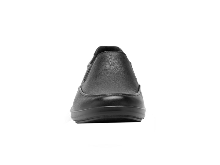 Zapato plano slip-on de cuero negro con acabado mate y suela cómoda.