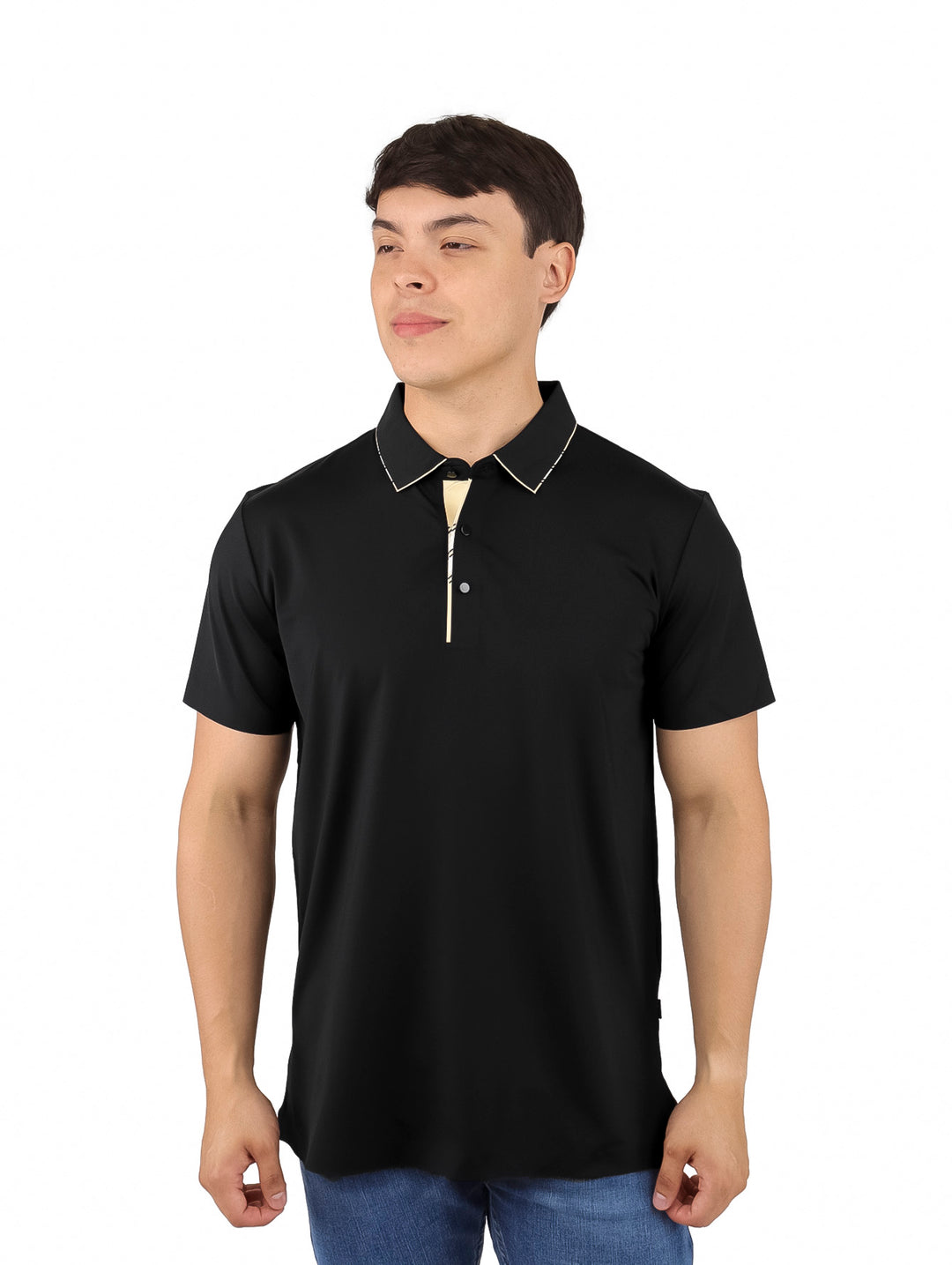 Hombre vistiendo una playera polo color negro con detalles dorados en el cuello y manga corta.