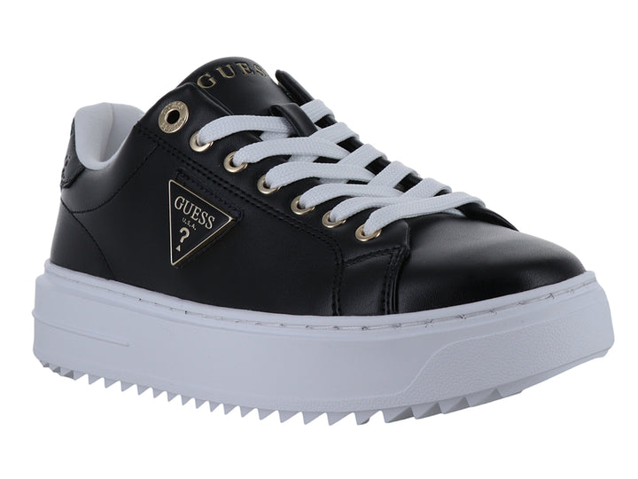 Tenis Guess negros con suela blanca de plataforma y agujetas blancas.