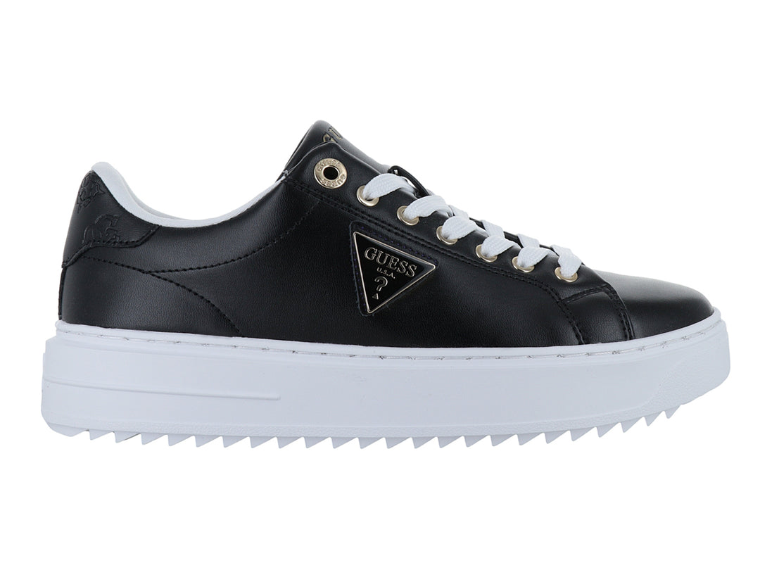 Tenis Guess negros con suela blanca de plataforma y agujetas blancas.