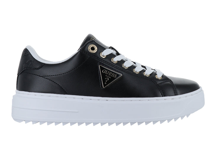 Tenis Guess negros con suela blanca de plataforma y agujetas blancas.
