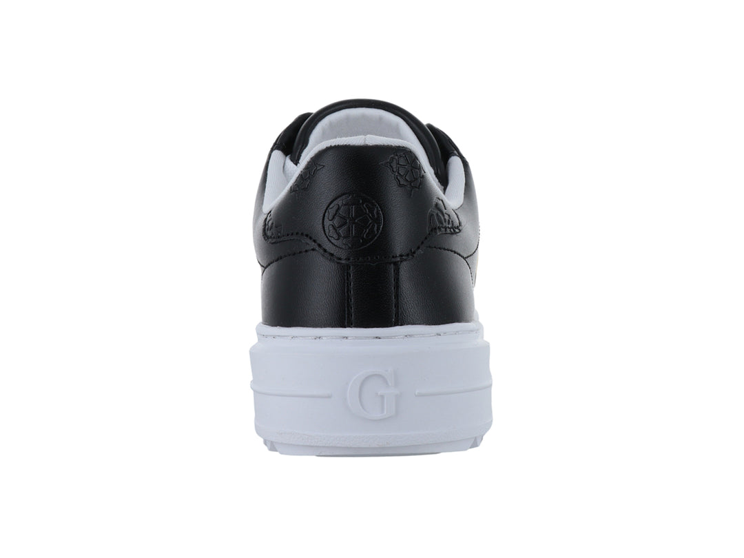 Tenis Guess negros con suela blanca de plataforma y agujetas blancas.