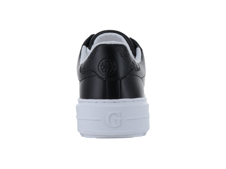 Tenis Guess negros con suela blanca de plataforma y agujetas blancas.
