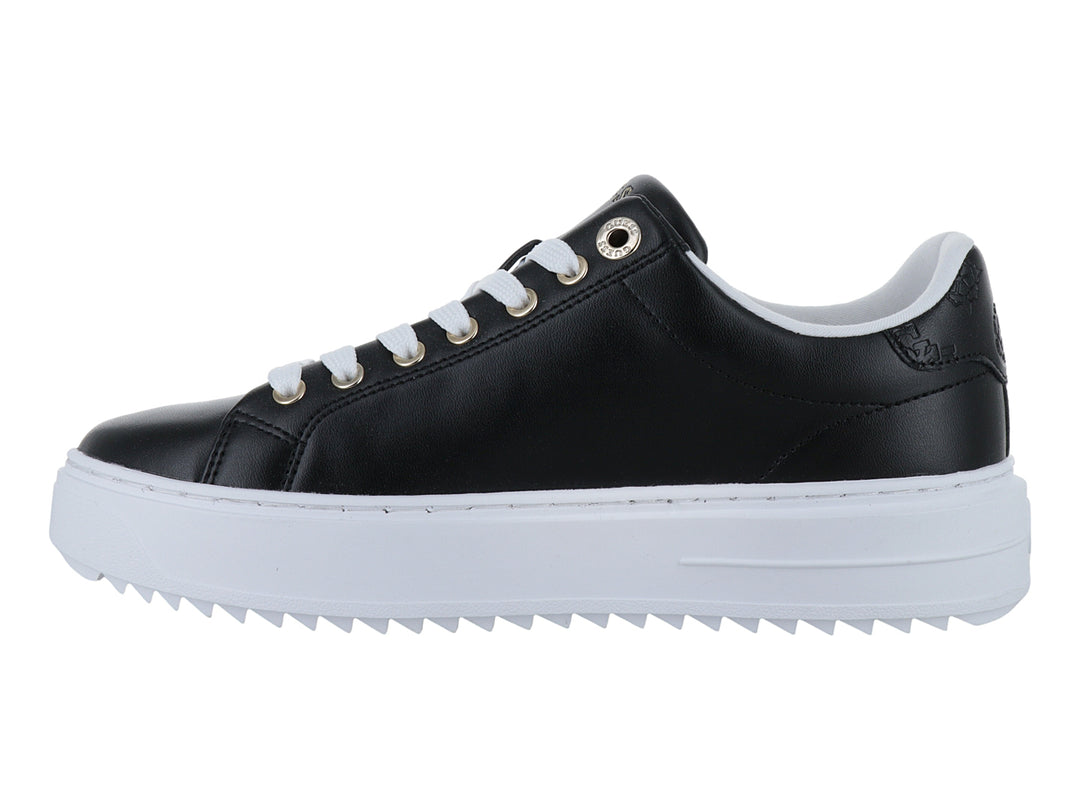 Tenis Guess negros con suela blanca de plataforma y agujetas blancas.