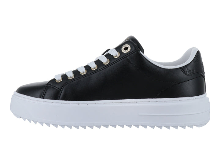 Tenis Guess negros con suela blanca de plataforma y agujetas blancas.