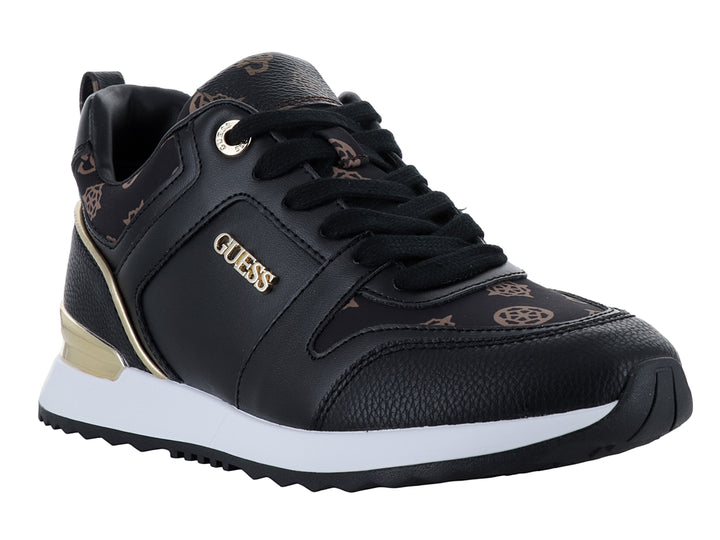 Tenis negros de la marca Guess con suela blanca y detalles dorados.
