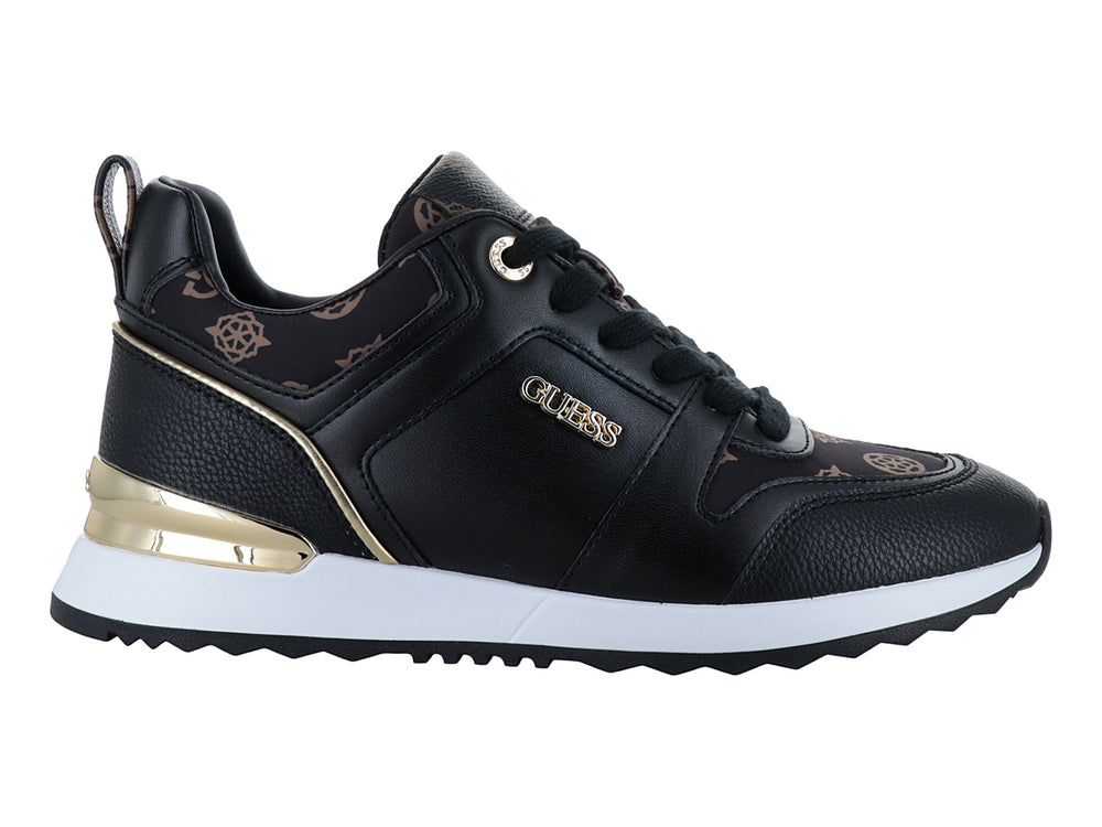 Tenis negros de la marca Guess con suela blanca y detalles dorados.