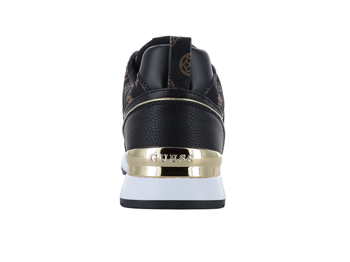 Tenis negros de la marca Guess con suela blanca y detalles dorados.