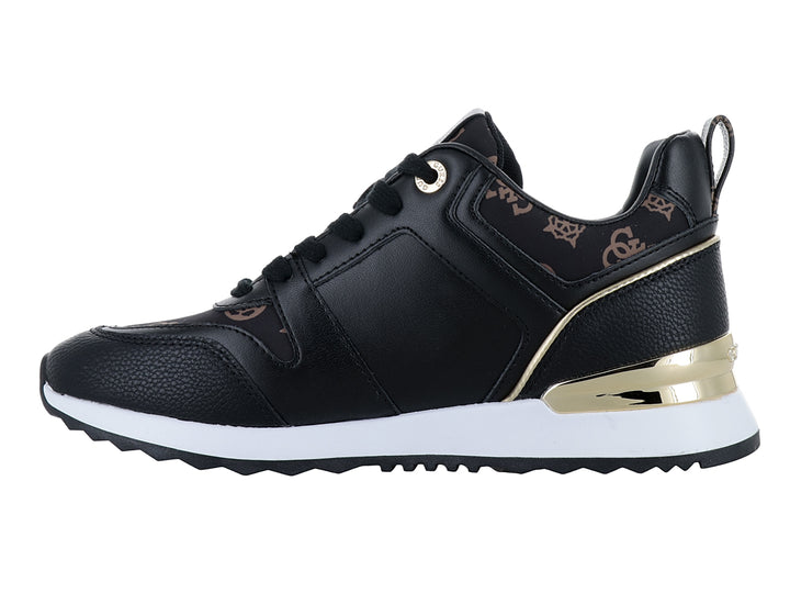 Tenis negros de la marca Guess con suela blanca y detalles dorados.