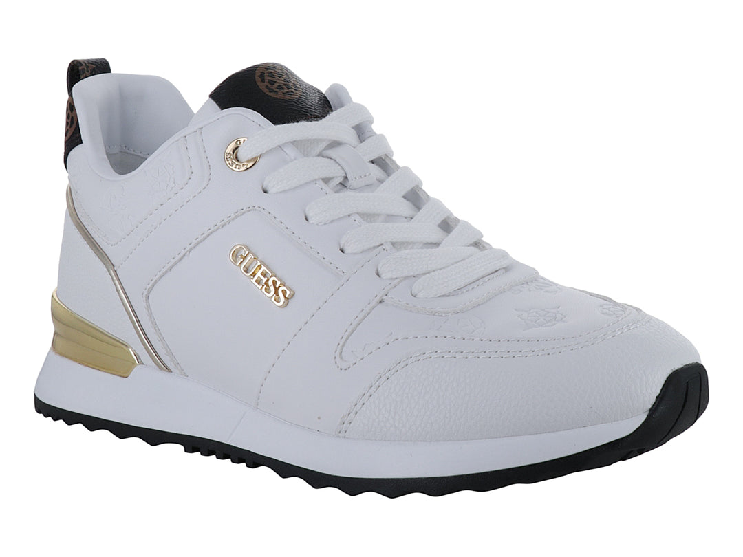 Tenis blancos Guess con detalles dorados en el talón y suela negra.