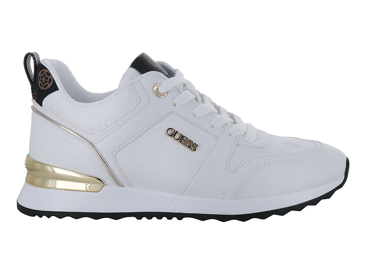 Tenis blancos Guess con detalles dorados en el talón y suela negra.