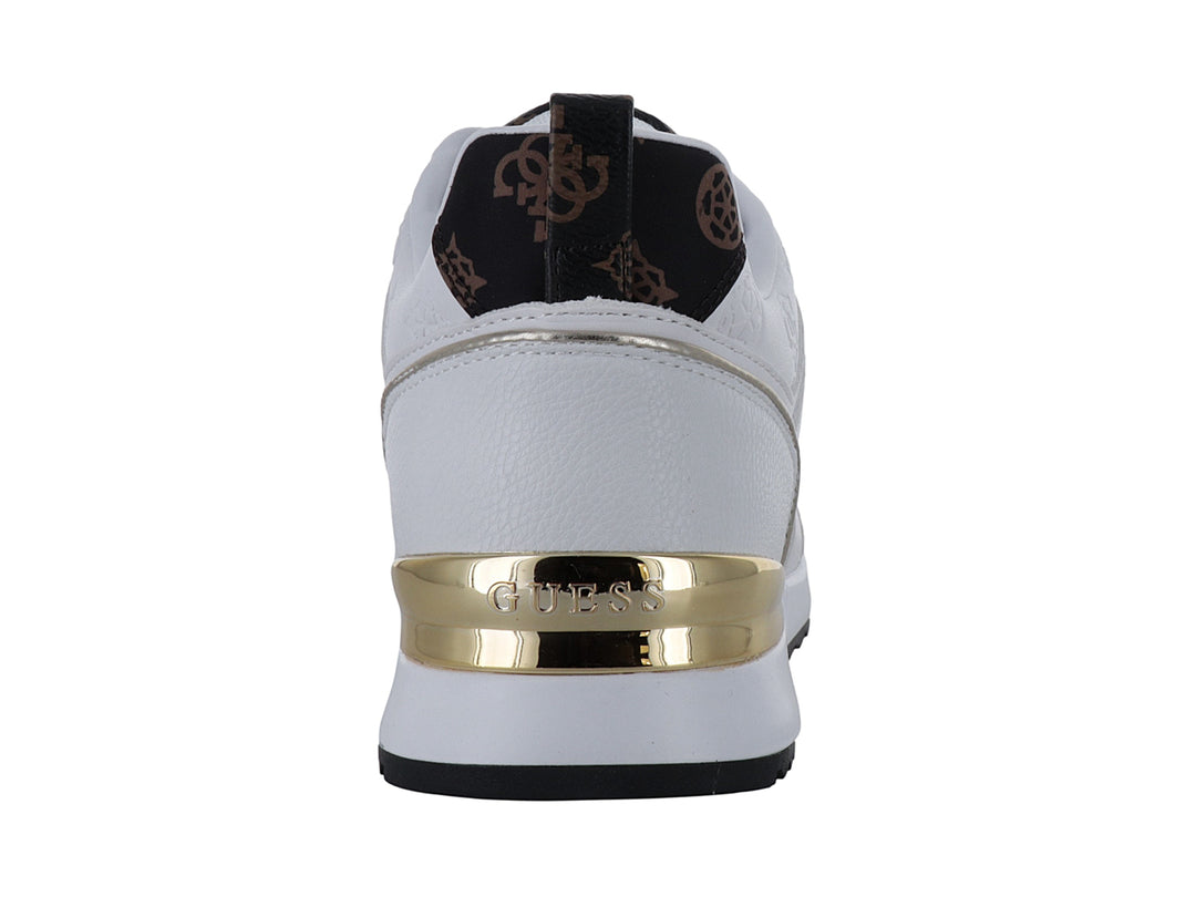 Tenis blancos Guess con detalles dorados en el talón y suela negra.