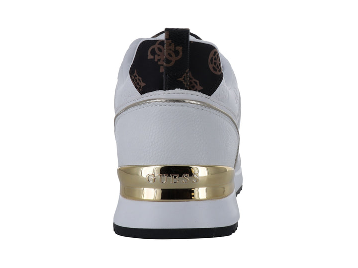 Tenis blancos Guess con detalles dorados en el talón y suela negra.
