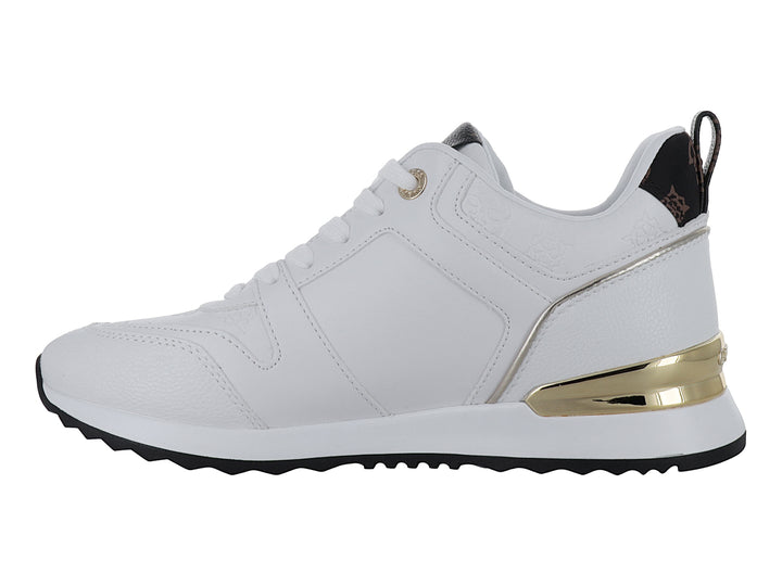 Tenis blancos Guess con detalles dorados en el talón y suela negra.
