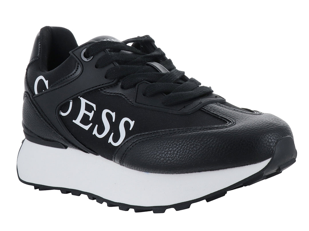 Tenis deportivos GUESS color negro con suela blanca y logotipo blanco en el lateral.