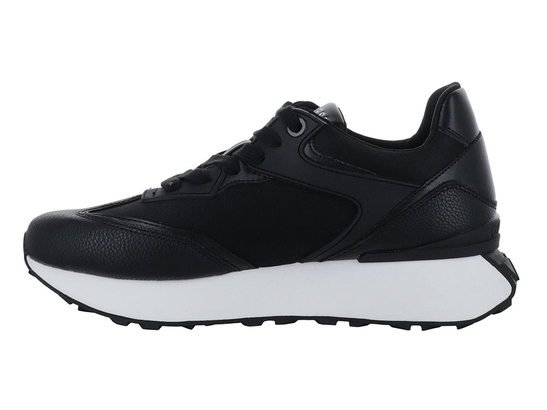 Tenis deportivos GUESS color negro con suela blanca y logotipo blanco en el lateral.