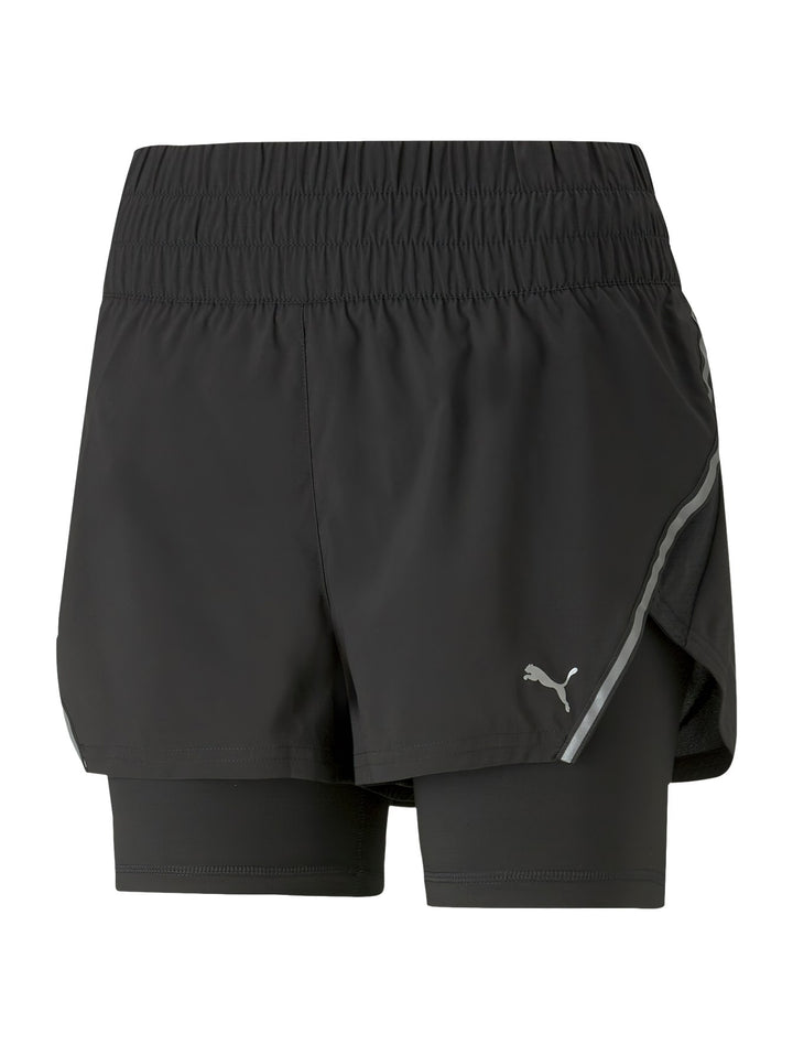 Shorts deportivos PUMA color negro con diseño 2 en 1 y detalles reflectantes.