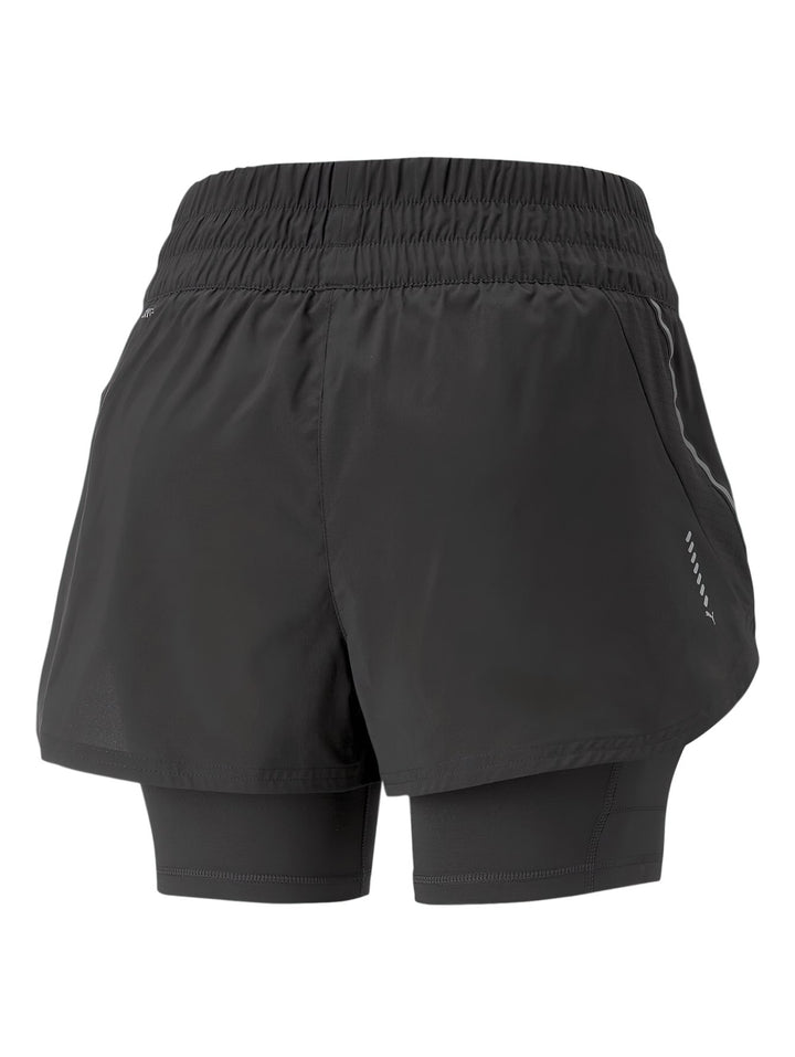 Shorts deportivos PUMA color negro con diseño 2 en 1 y detalles reflectantes.