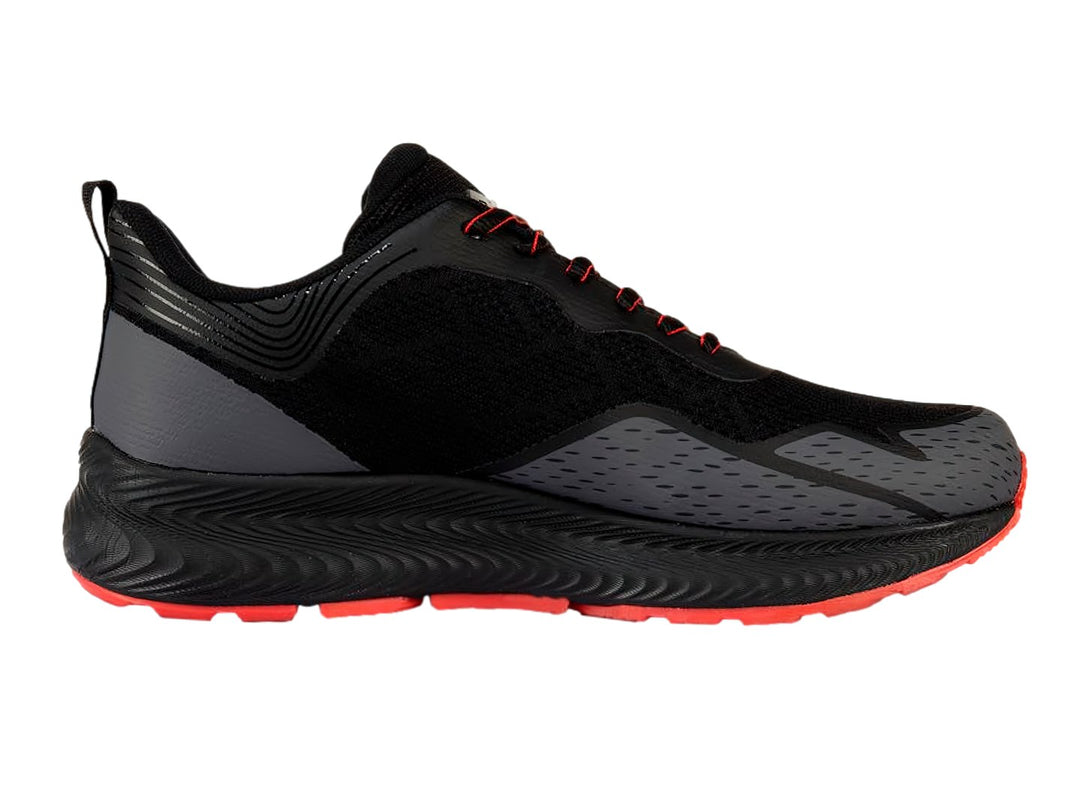 Tenis deportivos Lotto color negro con suela y detalles en rojo.