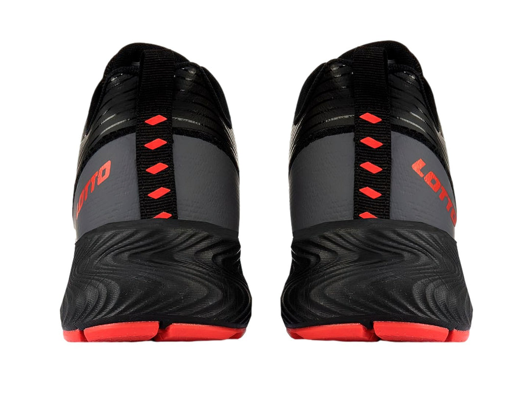 Tenis deportivos Lotto color negro con suela y detalles en rojo.