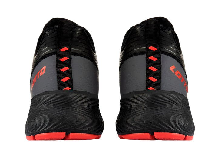 Tenis deportivos Lotto color negro con suela y detalles en rojo.