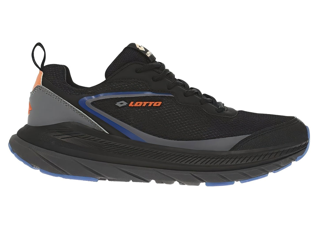 Tenis deportivos Lotto color negro con detalles en gris y naranja, vista lateral sobre fondo blanco.
