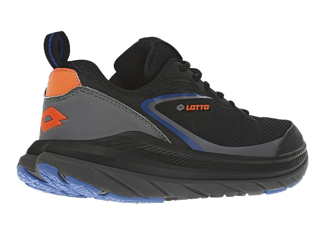 Tenis deportivos Lotto color negro con detalles en gris y naranja, vista lateral sobre fondo blanco.