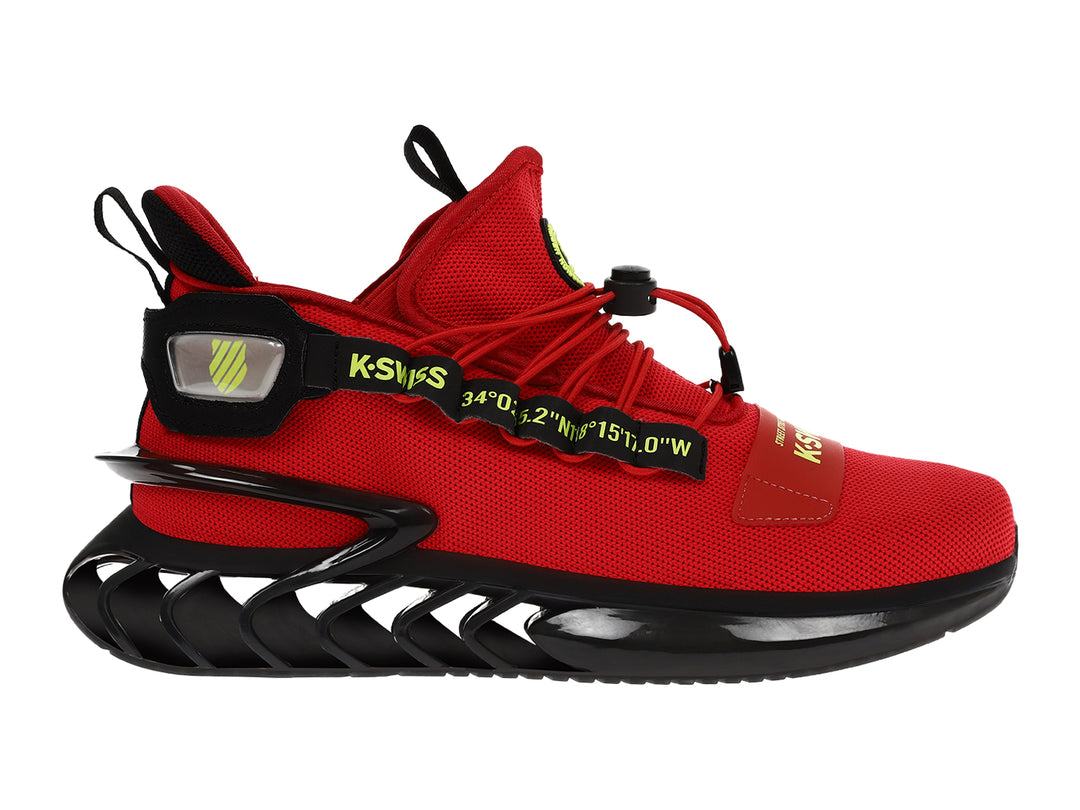 Tenis deportivos K-Swiss color rojo con suela negra de diseño ondulado y detalles amarillos.