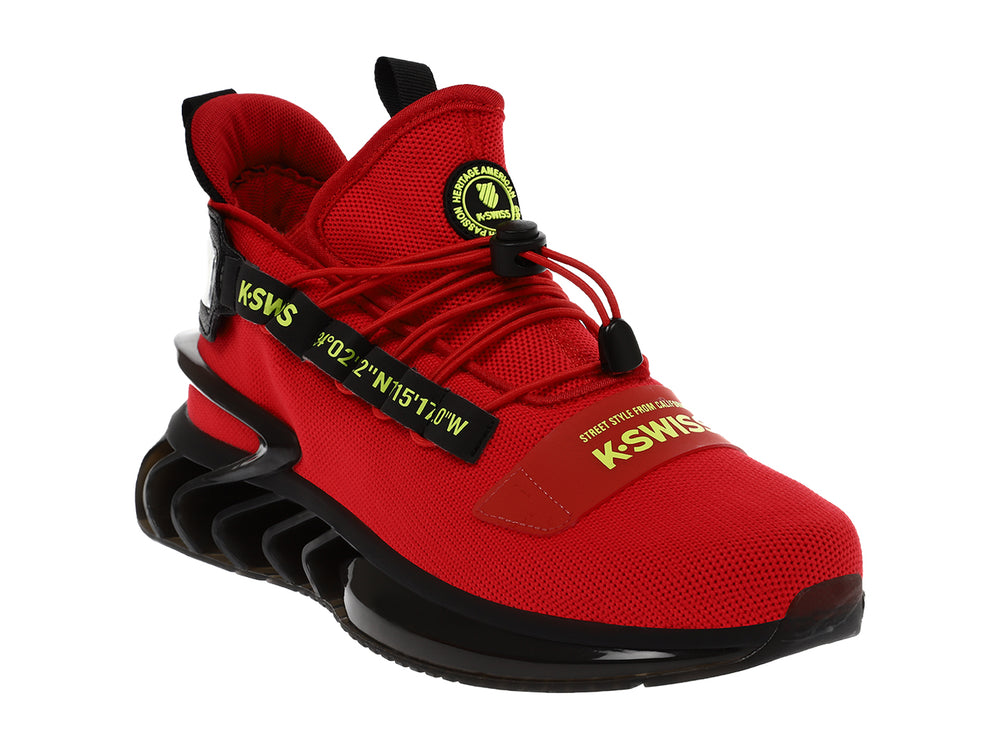 Tenis deportivos K-Swiss color rojo con suela negra de diseño ondulado y detalles amarillos.