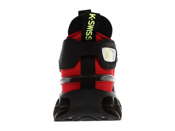 Tenis deportivos K-Swiss color rojo con suela negra de diseño ondulado y detalles amarillos.