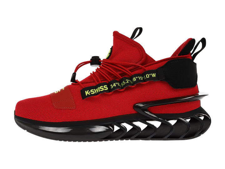 Tenis deportivos K-Swiss color rojo con suela negra de diseño ondulado y detalles amarillos.