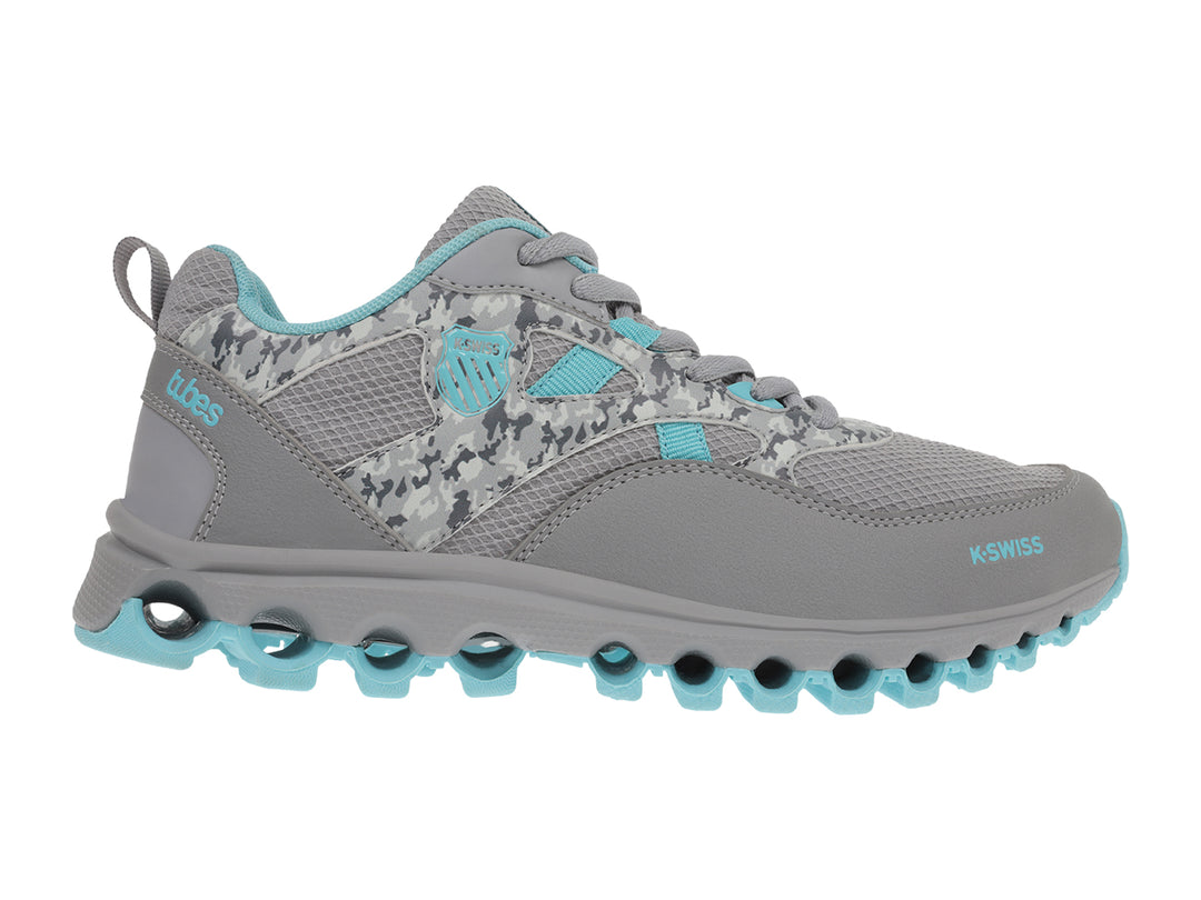 Tenis deportivos K-Swiss color gris con detalles y suela en azul turquesa.