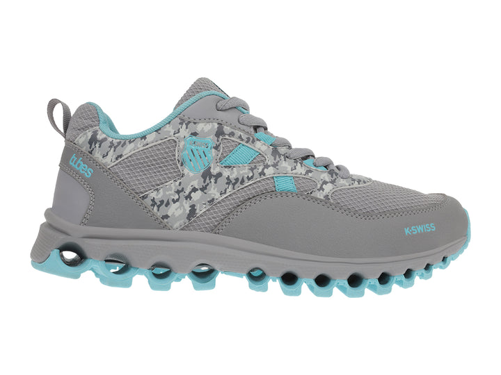 Tenis deportivos K-Swiss color gris con detalles y suela en azul turquesa.