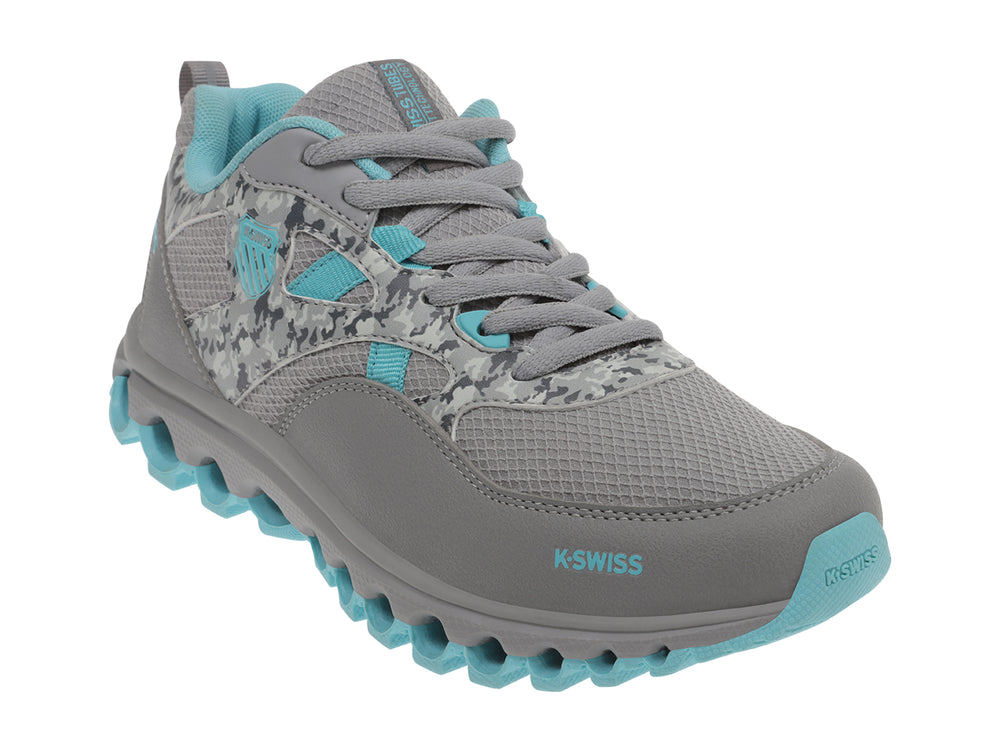 Tenis deportivos K-Swiss color gris con detalles y suela en azul turquesa.