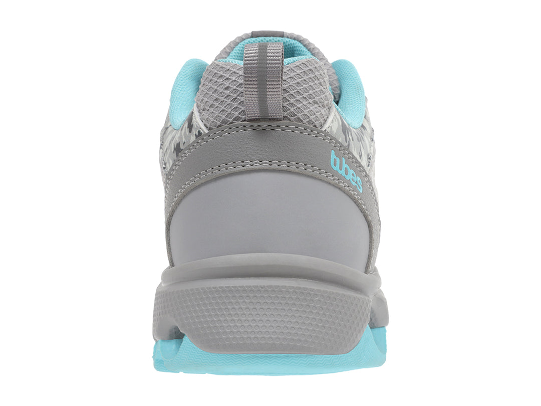 Tenis deportivos K-Swiss color gris con detalles y suela en azul turquesa.