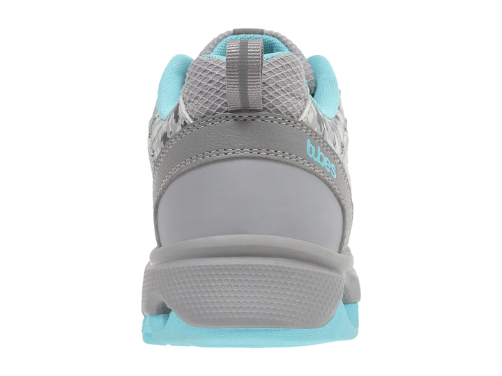 Tenis deportivos K-Swiss color gris con detalles y suela en azul turquesa.