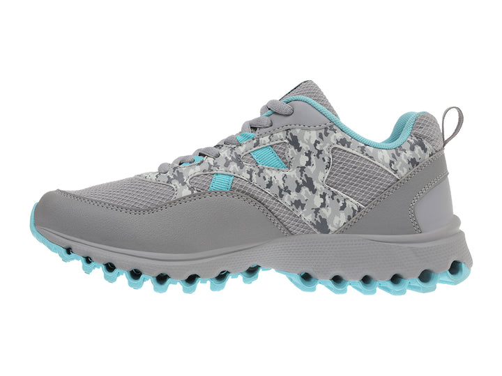 Tenis deportivos K-Swiss color gris con detalles y suela en azul turquesa.