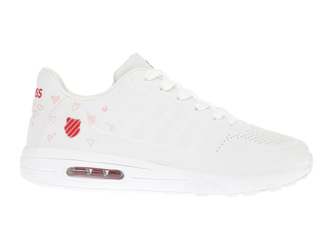 Tenis K-Swiss color blanco para mujer con detalles de corazones y logo en rojo, suela blanca con amortiguación visible.
