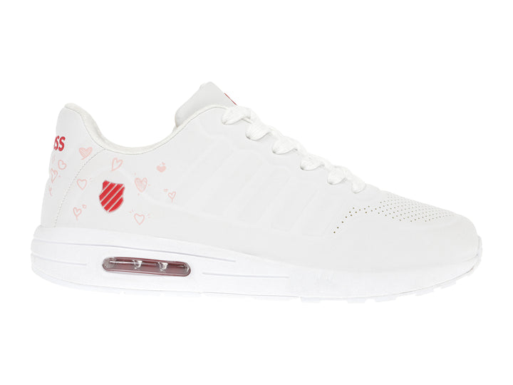Tenis K-Swiss color blanco para mujer con detalles de corazones y logo en rojo, suela blanca con amortiguación visible.