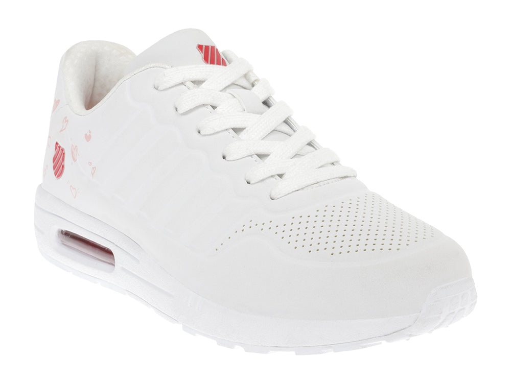 Tenis K-Swiss color blanco para mujer con detalles de corazones y logo en rojo, suela blanca con amortiguación visible.