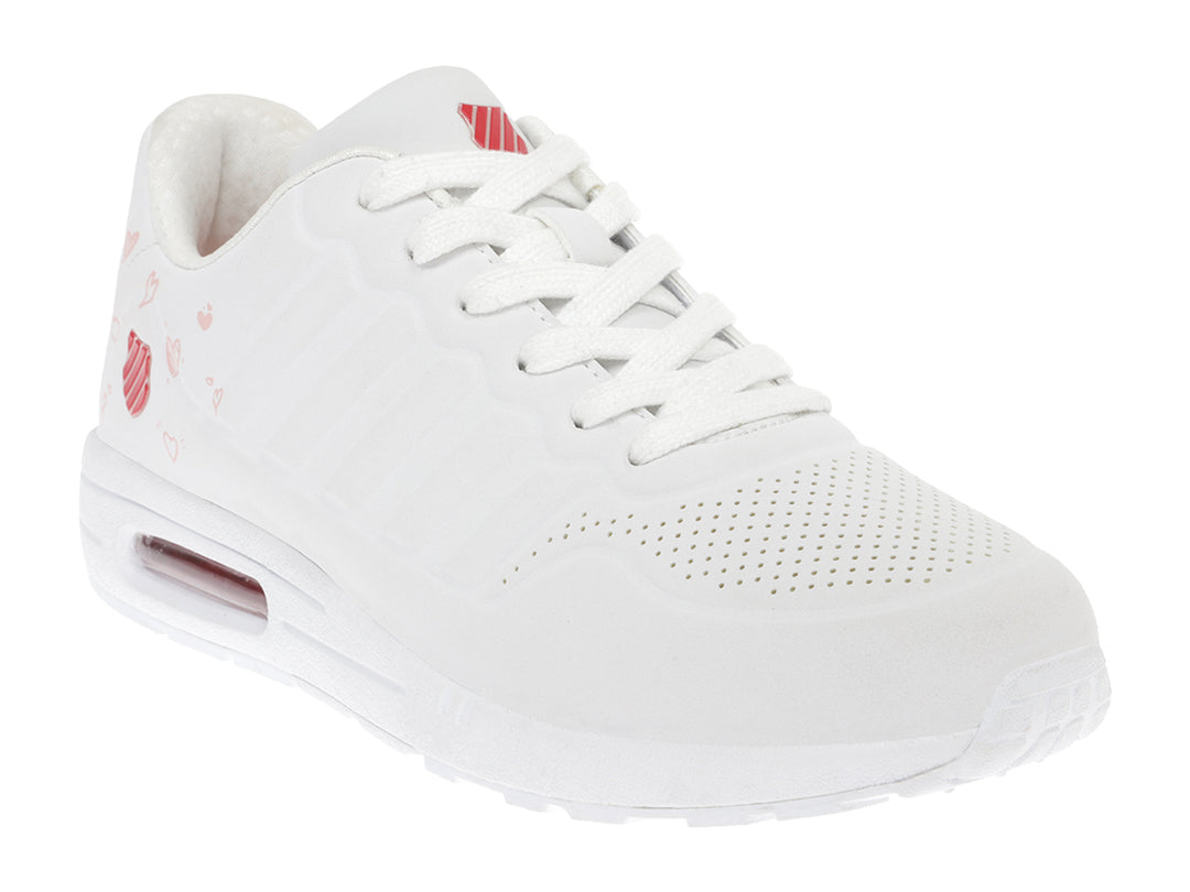Tenis K-Swiss color blanco para mujer con detalles de corazones y logo en rojo, suela blanca con amortiguación visible.
