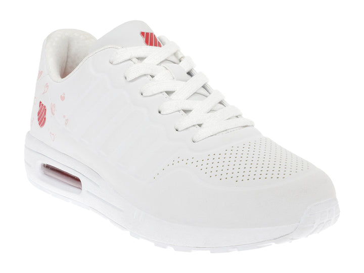 Tenis K-Swiss color blanco para mujer con detalles de corazones y logo en rojo, suela blanca con amortiguación visible.