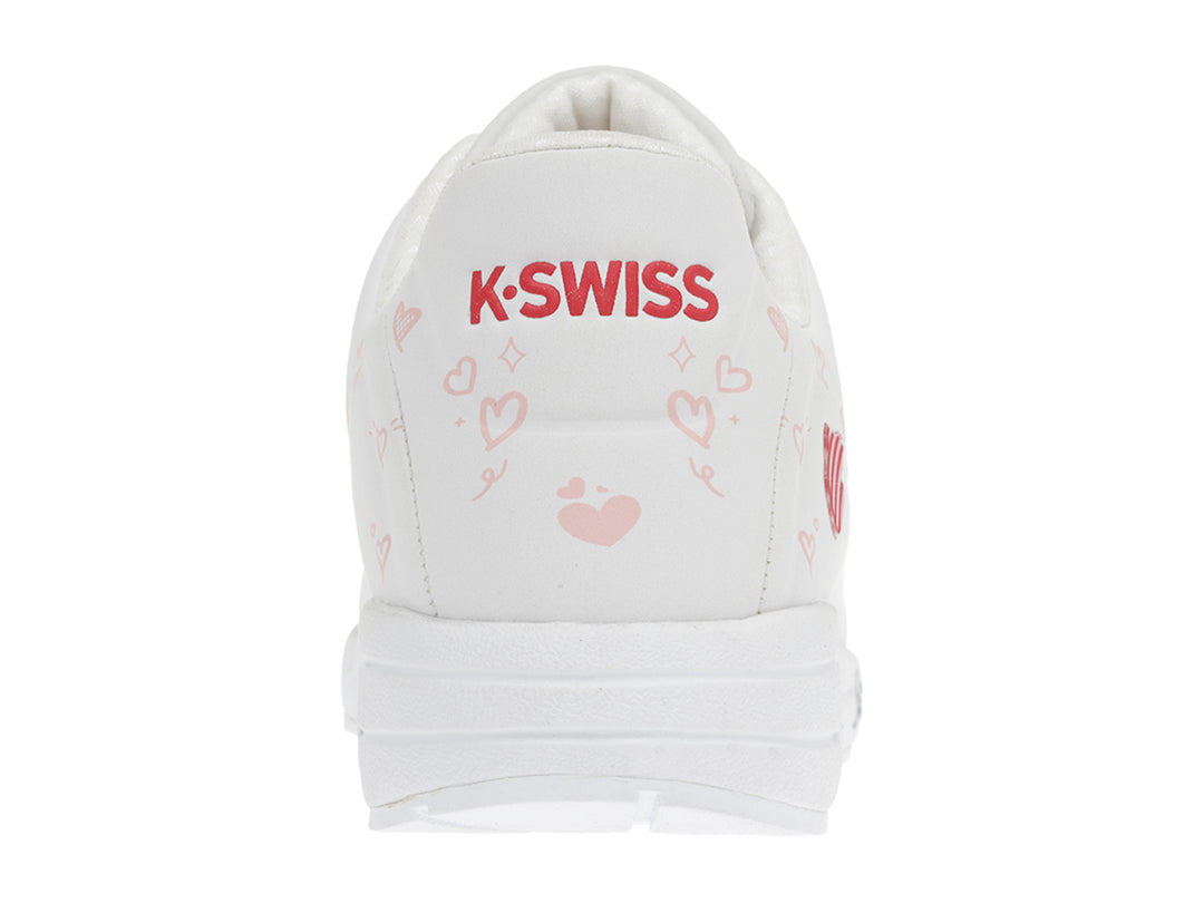 Tenis K-Swiss color blanco para mujer con detalles de corazones y logo en rojo, suela blanca con amortiguación visible.
