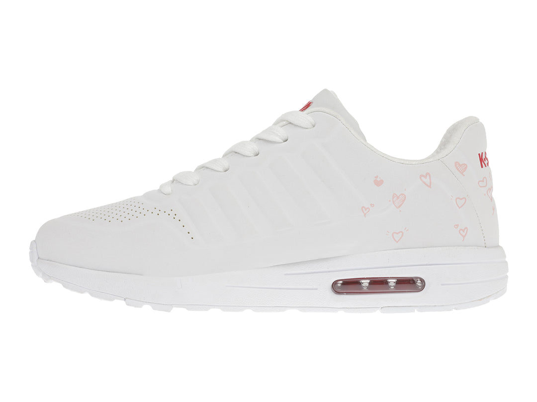 Tenis K-Swiss color blanco para mujer con detalles de corazones y logo en rojo, suela blanca con amortiguación visible.